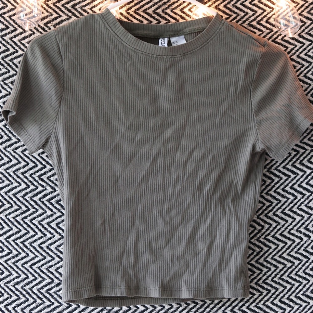 H&M tee - Picture 2 of 4